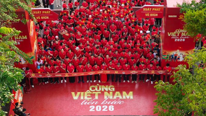  Các đại biểu và đông đảo người dân tại điểm xuất phát (hồ Hoàn Kiếm- Hà Nội). Ảnh: BTC 