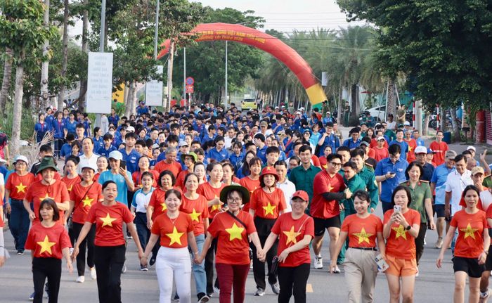  Cán bộ, chiến sĩ, đoàn viên, thanh niên, công nhân lao động và người dân trên địa bàn phường Lái Thiêu tham gia đi bộ. Ảnh: DUY TRẦN 