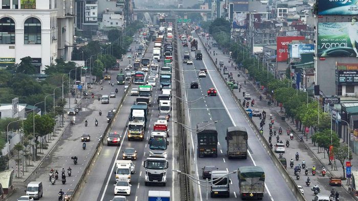 Lượng phương tiện tăng cao trên đường vành đai 3, sáng 29-8. Ảnh: GIA KHÁNH
