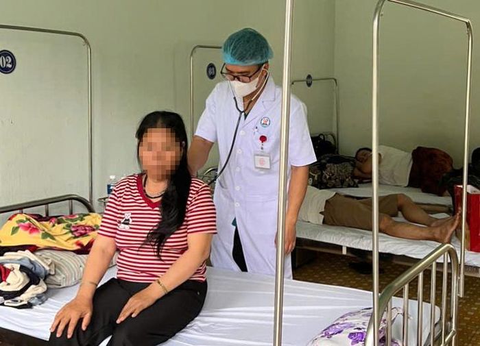 Bác sỹ thăm khám cho bệnh nhân nghi ngộ độc thực phẩm. Ảnh: TRUNG TÂM Y TẾ AN KHÊ