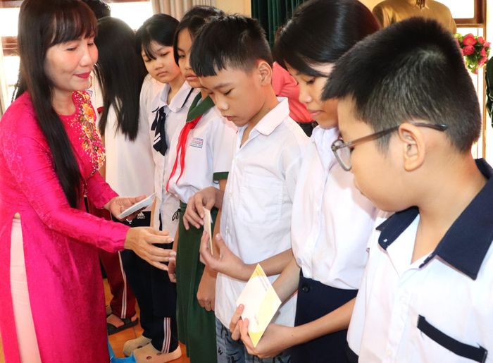  Trao quà chăm lo trẻ tại chương trình 