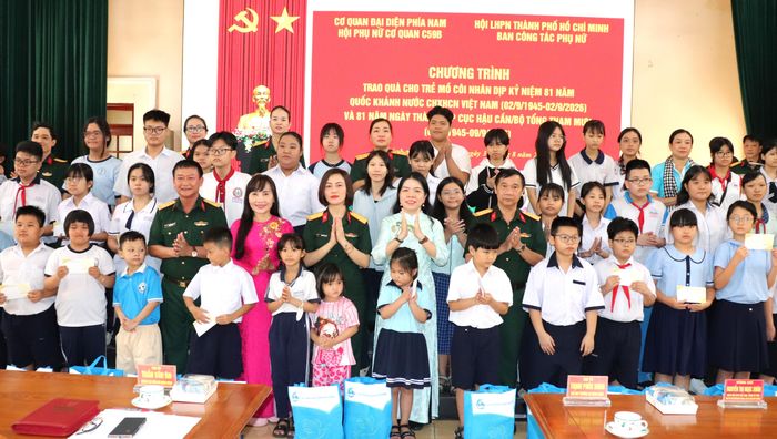  Niềm vui của trẻ mồ côi khi nhận phần quà chăm lo ý nghĩa từ chương trình "Vòng tay yêu thương" 