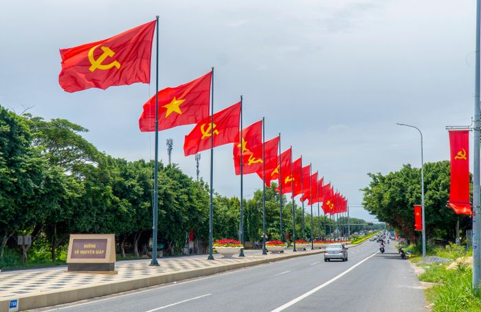 Hàng cờ trên đường Võ Nguyên Giáp, cửa ngõ vào trung tâm Vũng Tàu