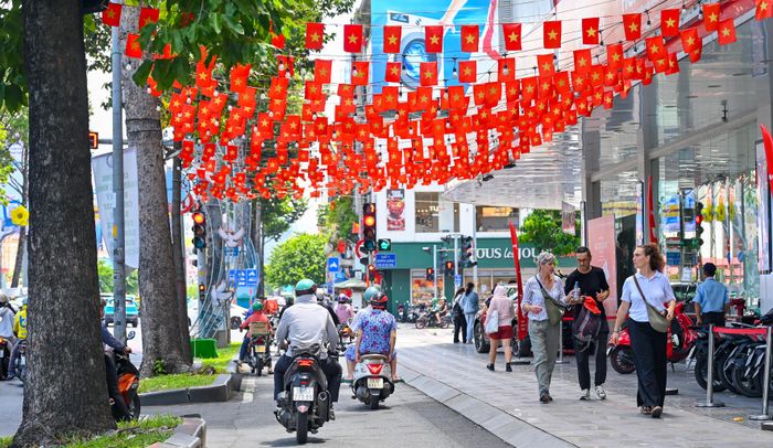 Rợp cờ hoa trên các tuyến đường trung tâm