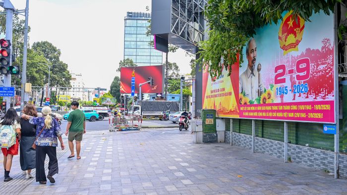 Cờ hoa, biểu ngữ trên các tuyến đường trung tâm ở trung tâm TPHCM