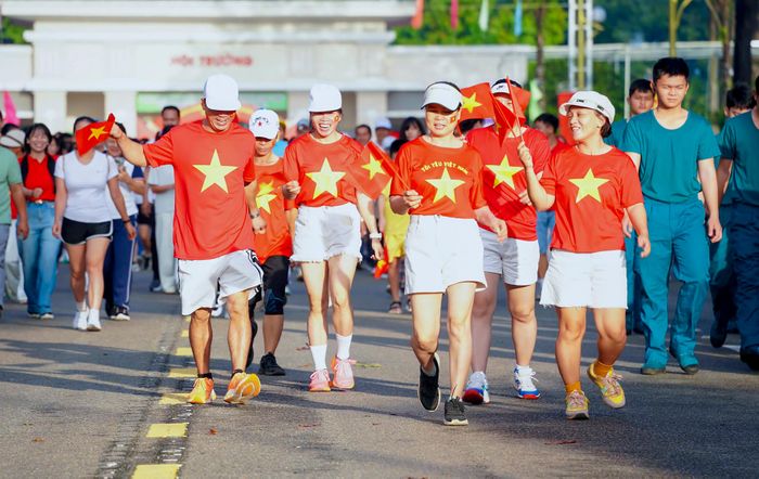 Người dân xã Ngãi Giao tham gia đi bộ chào mừng Quốc khánh