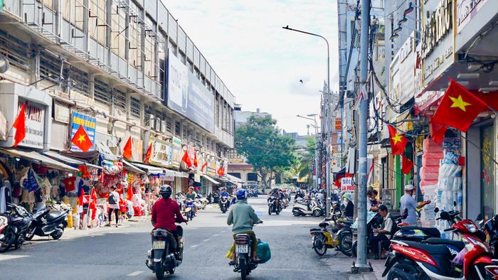 Các tiểu thương chợ Thủ Dầu Một, TPHCM treo cờ hoa chào mừng Quốc khánh