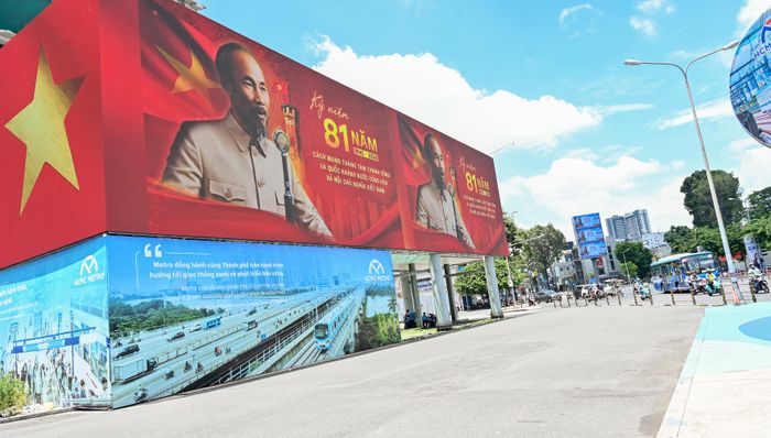 TPHCM rợp cờ hoa, biểu ngữ chào mừng Quốc khánh