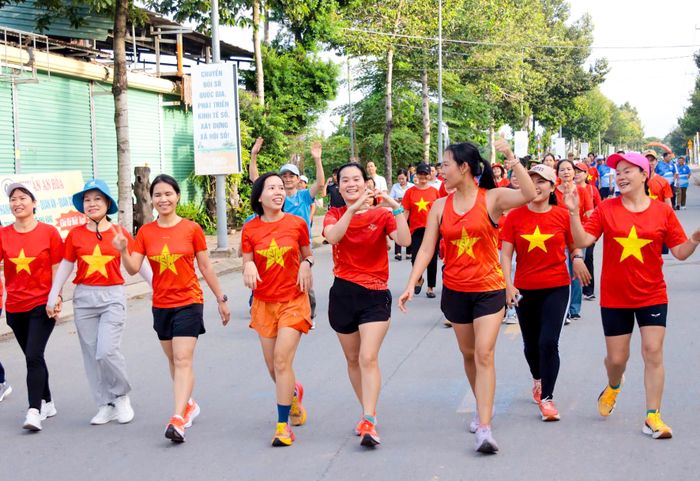Người dân phường Lái Thiêu, TPHCM tham gia hoạt động đi bộ chào mừng Quốc khánh