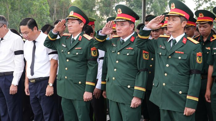  Đại biểu tưởng niệm các Anh hùng liệt sĩ tại Lễ truy điệu. Ảnh: TRỌNG QUỐC 