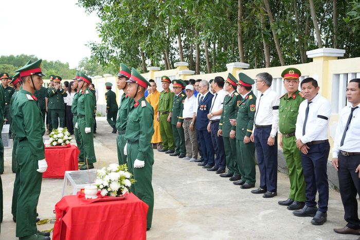  Trang nghiêm an táng các hài cốt liệt sĩ. Ảnh: TRỌNG QUỐC 