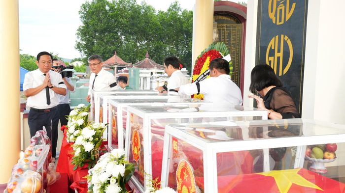  Đại biểu tưởng niệm các Anh hùng liệt sĩ. Ảnh: TRỌNG QUỐC 