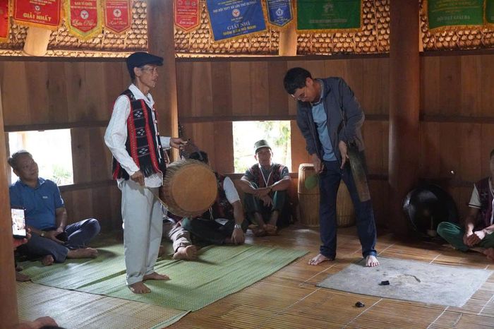 Ông Briu Quân đi khảo sát, đưa đoàn lữ hành vào thôn khai thác du lịch. Ảnh: BRIU QUÂN