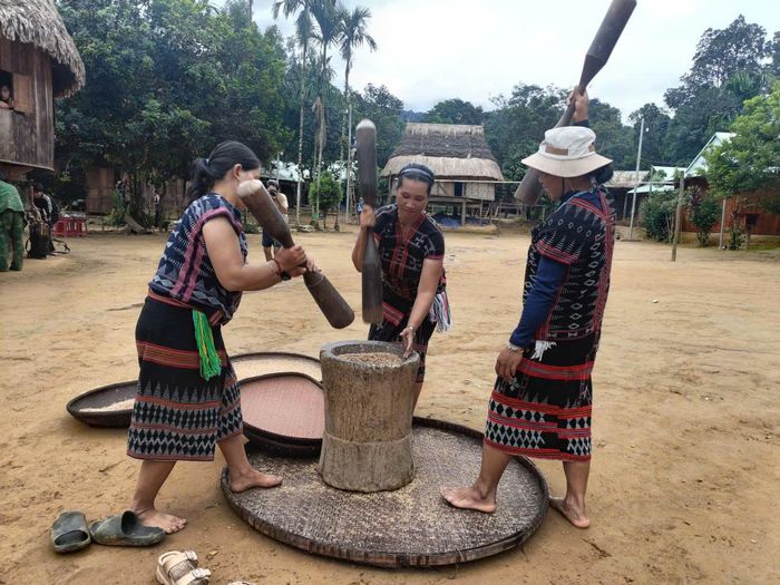 Người dân giã gạo thủ công. Ảnh: BRIU QUÂN