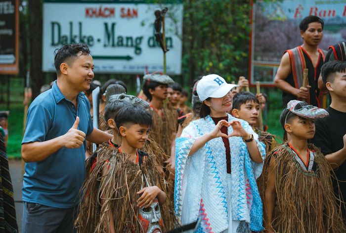  Du khách thích thú chụp ảnh bên các em nhỏ tham gia trình diễn ở lễ hội. Ảnh: HỒNG PHƯƠNG 