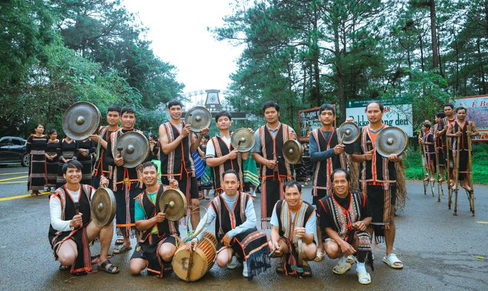  Đội biểu diễn cồng chiêng chào mừng du khách. Ảnh: HỒNG PHƯƠNG 