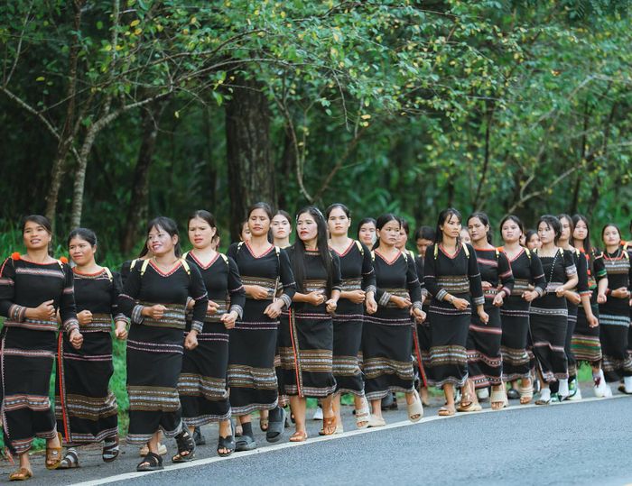  Các nghệ nhân múa xoan. Ảnh: HỒNG PHƯƠNG 