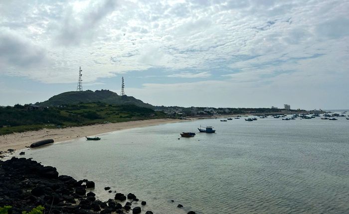 Chiều 30-8, bãi biển đảo Phú Quý không có khách du lịch. Ảnh: TIẾN THẮNG 