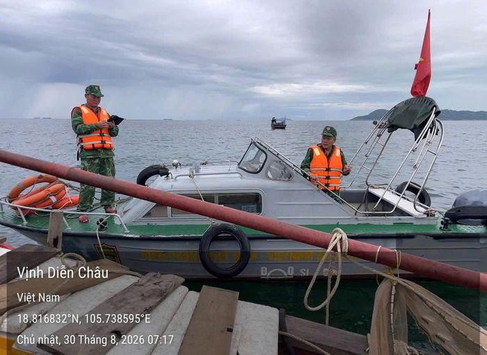 Đồn Biên phòng cửa khẩu cảng Cửa Lò - Bến Thủy hỗ trợ ngư dân trục vớt phương tiện bị chìm