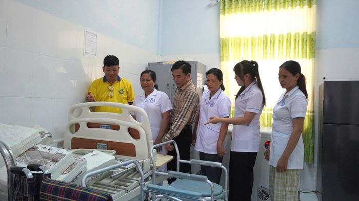  Câu lạc bộ "Vì nụ cười trẻ thơ 72 trao tặng mô hình y tế cộng đồng tại tỉnh Gia Lai. 