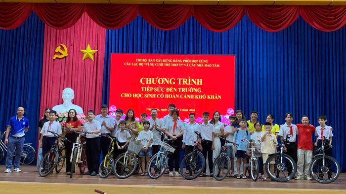  15 chiếc xe đạp được trao cho các em học sinh nghèo. 