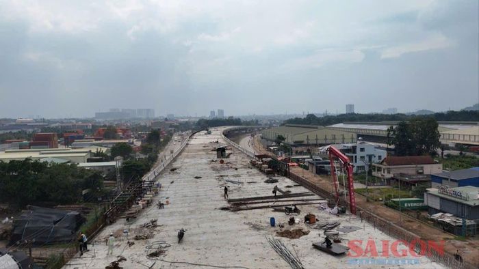  Nhân công làm việc tại nút giao Tân Vạn trong ngày nghỉ lễ. Ảnh: XUÂN TRUNG 