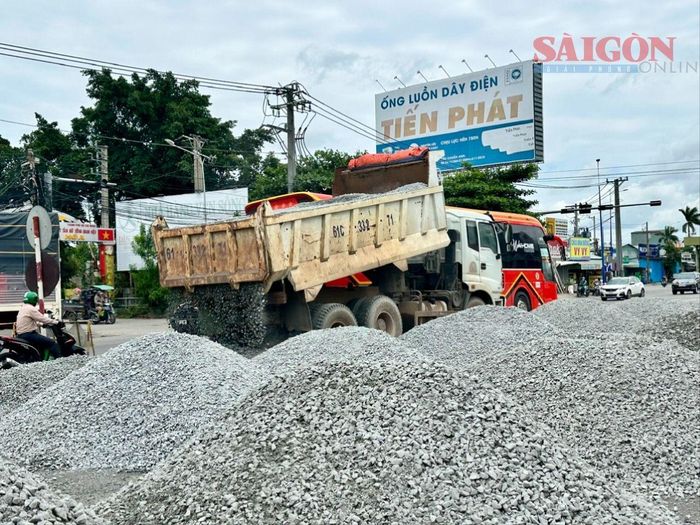 Phương tiện chở vật liệu thi công dự án mở rộng quốc lộ 13, đoạn qua địa bàn phường Bình Hòa (TPHCM). Ảnh: XUÂN TRUNG