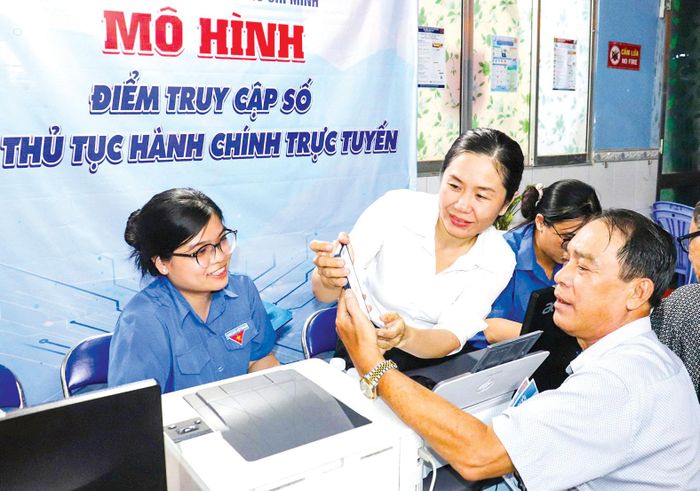  Cán bộ Tổ địa bàn số phường Bình Quới (TPHCM) hướng dẫn người dân sử dụng các ứng dụng trên điện thoại di động ngay tại khu dân cư. Ảnh: THÁI PHƯƠNG 