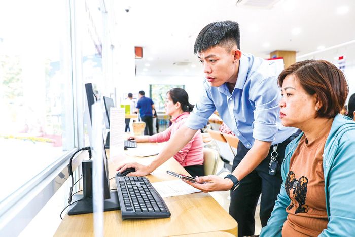  Người dân làm thủ tục tại Trung tâm Phục vụ hành chính công phường Bình Tiên, TPHCM. Ảnh: LINH LINH 