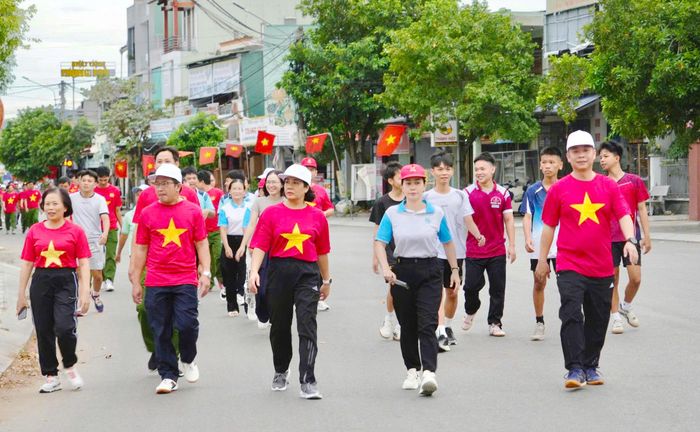  Cán bộ, chiến sĩ, học sinh tham gia chương trình tại các trục đường chính ở Hoài Ân 