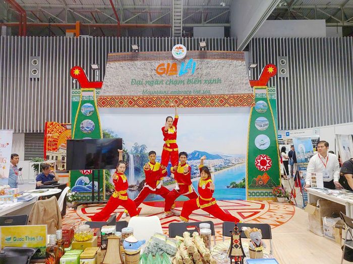  Gian hàng tỉnh Gia Lai trình diễn nhiều sản phẩm, đặc sản về văn hóa, sản phẩm OCOP 