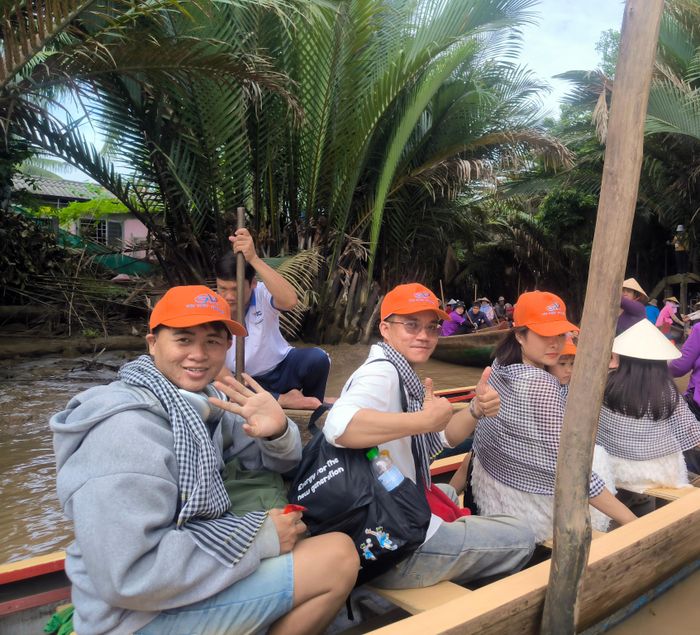 Du khách hào hứng trải nghiệm đi xuồng trên rạch