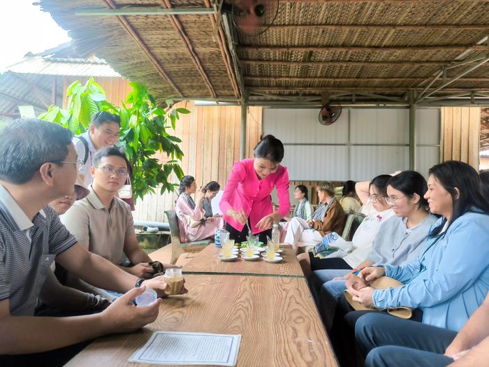 Du khách trải nghiệm các hoạt động đậm văn hóa miền Tây như đi xe ngựa, làm bánh tráng, uống trà nhãn