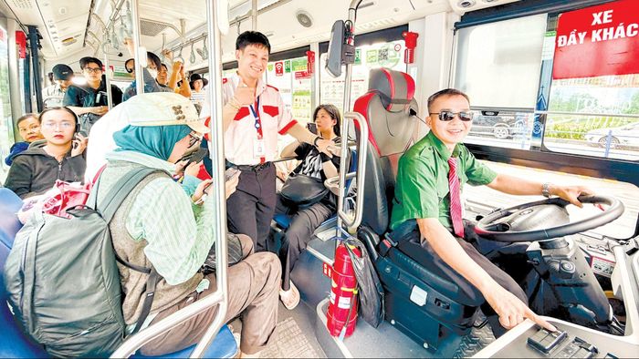  Hành khách đi xe buýt 0 đồng. Ảnh: HOÀNG HÙNG 