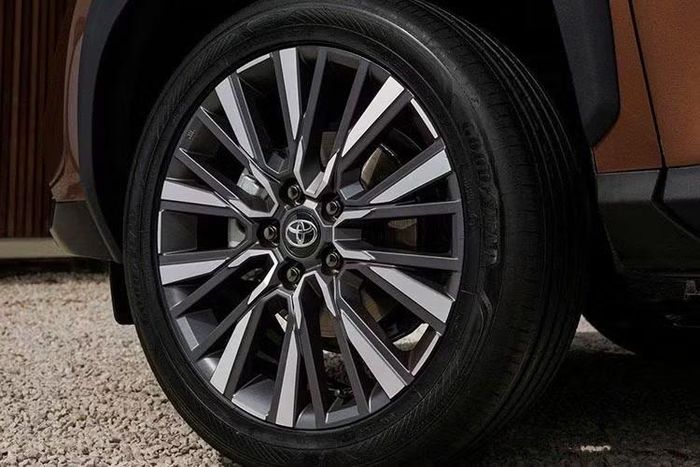 Toyota đã ngừng cung cấp cấu hình hybrid công suất thấp từng xuất hiện trên các phiên bản tiêu chuẩn. Thay vào đó, toàn bộ dòng Yaris Cross tại Anh hiện sử dụng hệ truyền động Hybrid 130 công suất 129 mã lực, trước đây chỉ dành cho các phiên bản cao hơn.
