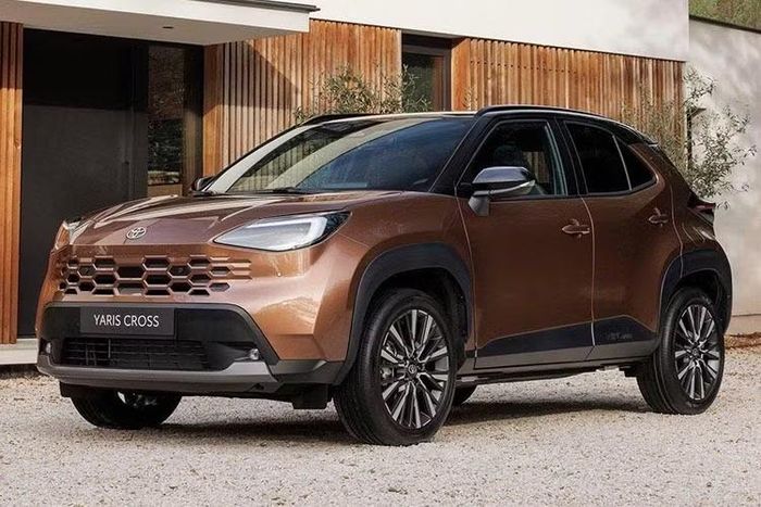 Hãng xe Toyota vừa công bố phiên bản nâng cấp của Yaris Cross tại thị trường Anh. Đây được xem là đợt làm mới tương đối nhẹ của mẫu SUV cỡ nhỏ, tập trung vào ngoại hình, tiện nghi và đặc biệt là hệ truyền động.