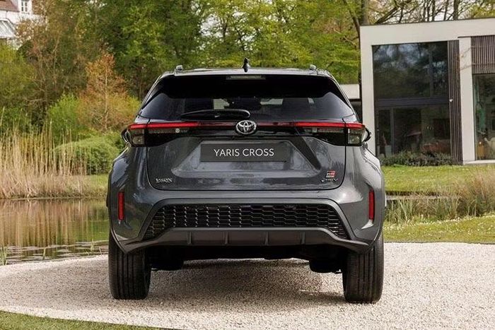 Trong khi đó, Toyota Yaris Cross 2027 bản GR Sport tiếp tục giữ vị trí cao nhất trong danh mục với phong cách thể thao, nội thất Ultrasuede và mâm 18 inch, đồng thời có thêm cốp điện và cảnh báo điểm mù.