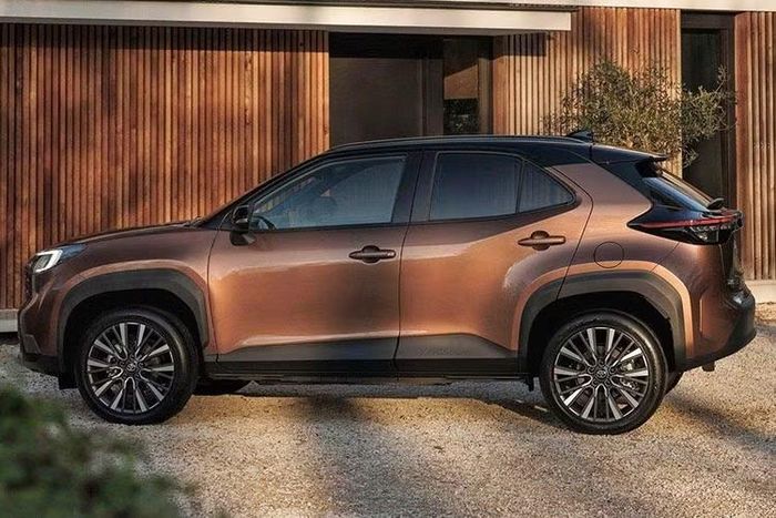 Ở bên ngoài, thay đổi dễ nhận thấy nhất trên Toyota Yaris Cross 2027 mới nằm ở lưới tản nhiệt phía trước. Chi tiết này sử dụng họa tiết tổ ong mới và được hoàn thiện đồng màu với thân xe, thay vì tạo sự tương phản như trước. Toyota cũng thiết kế lại cụm đèn pha và bổ sung kiểu mâm hợp kim mới cho một số phiên bản.