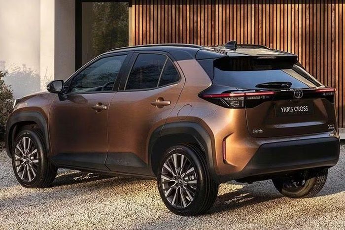 Riêng Yaris Cross GR Sport được trang bị cản trước khác biệt nhằm nhấn mạnh phong cách thể thao. Ba màu sơn mới cũng được bổ sung gồm Precious Bronze, Persian Salt và Storm Grey. Thay đổi đáng chú ý nhất trên Yaris Cross mới nằm ở hệ truyền động.
