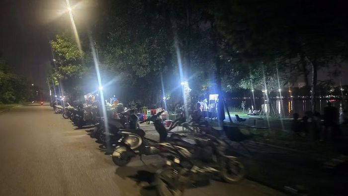 Phương tiện được xếp thành từng hàng dưới lòng đường, tiềm ẩn nguy cơ mất an toàn.