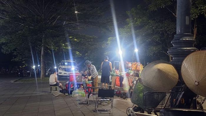 Nhiều đoạn vỉa hè Công viên Hồ điều hòa phường Võ Cường thường xuyên bị chiếm dụng để buôn bán.