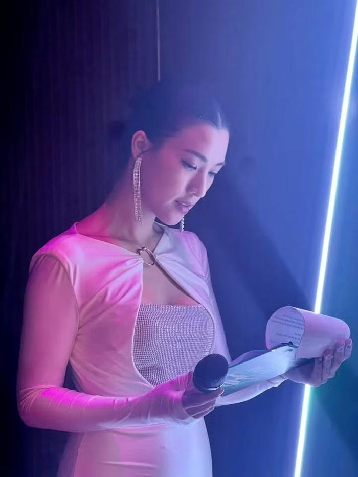 Bên cạnh vai trò MC song ngữ, Hoàng Oanh vẫn tham gia các hoạt động nghệ thuật và phát triển công việc. Trước đó, cô từng dẫn dắt nhiều chương trình như Vietnam Idol Kids, The Voice Kids Vietnam, The Remix và bản tin 60 Giây trên HTV7. Ảnh: FB Vu Ngoc Hoang Oanh