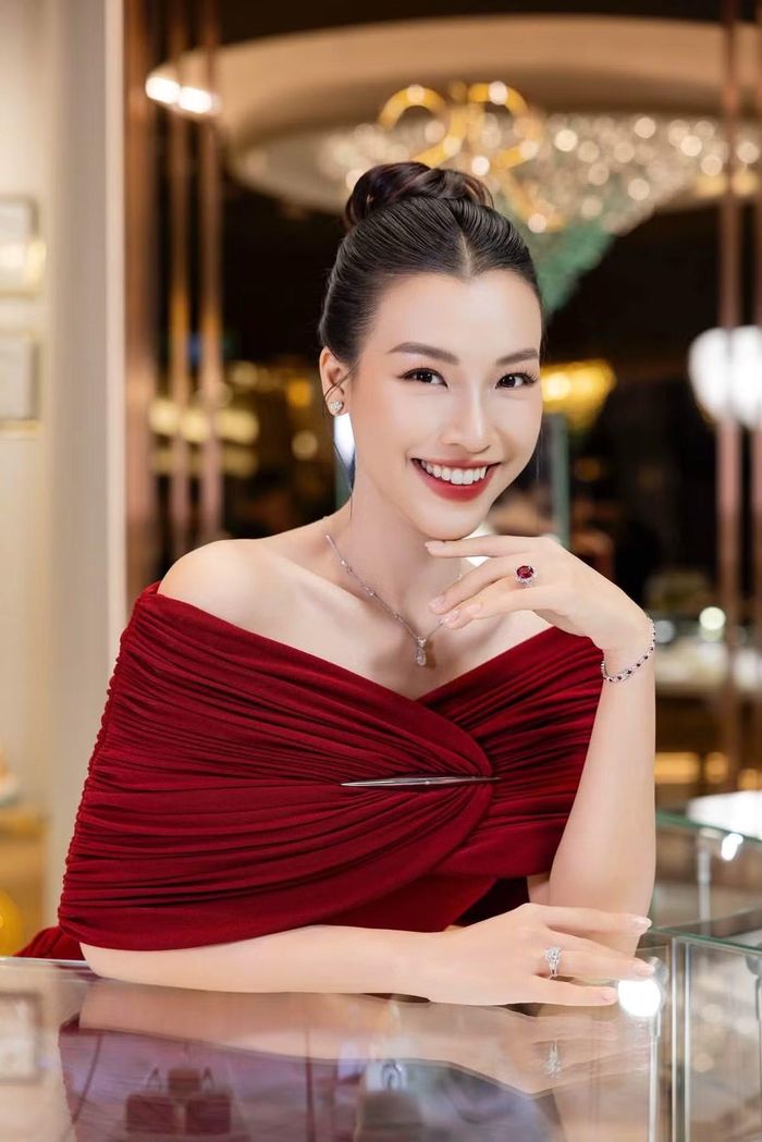 Hoàng Oanh, tên thật Vũ Ngọc Hoàng Oanh, sinh năm 1990 tại Hà Nội, từng giành ngôi vị Á hậu 1 cuộc thi Hoa hậu Việt Nam qua ảnh năm 2012. Cô cũng tham gia diễn xuất trong các phim như Hồn đá, Cha rơi, Bộ ba rắc rối và Ba vợ cưới vợ ba. Ảnh: FB Vu Ngoc Hoang Oanh