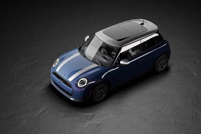 Một phiên bản Mini Cooper S Rooftop 2026 4 cửa có phần thân xe màu xanh Indigo Sunset Blue Metallic, kết hợp cùng phần mui và ốp gương chiếu hậu mang màu bạc Melting Silver III Metallic.