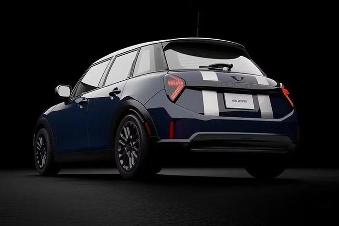 Điểm nhấn cho thiết kế đầy màu sắc trên Mini Cooper S Rooftop 2026 cho cả 2 phiên bản là các dải decal trang trí tương phản chạy dọc nắp ca-pô và cửa cốp sau.