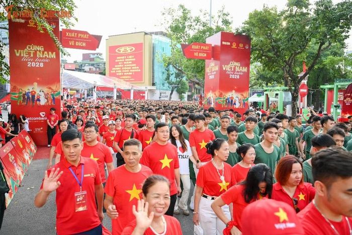 Tinh thần ấy cũng được Thượng tướng Lê Văn Tuyến, Ủy viên Trung ương Đảng, Thứ trưởng Bộ Công an khẳng định “Cùng Việt Nam tiến bước” là khởi đầu thiết thực trong hành trình thúc đẩy xây dựng môi trường sống lành mạnh, nâng cao thể chất – tinh thần, xây dựng xã hội kỷ cương, thượng tôn pháp luật, an ninh, an toàn, xây dựng phong trào toàn dân bảo vệ an ninh Tổ quốc vững mạnh.