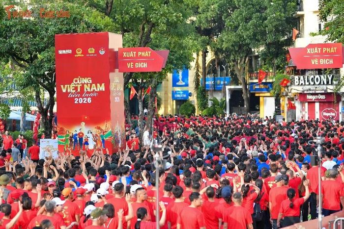 “Cùng Việt Nam tiến bước” năm 2026 đã ghi nhận 1.774.268 tham gia, đóng góp 10.068.000.515 bước chân trực tiếp tham gia ngày hội đi bộ tại 34 tỉnh, thành phố và gần 3.000 xã, phường, đặc khu hành chính. Từ nền tảng số đến những điểm đi bộ trực tiếp trên cả nước, mỗi con số là một phần của hành trình chung, cho thấy sức lan tỏa của một hoạt động bắt đầu từ điều giản dị nhất: mỗi người cùng bước thêm một bước.