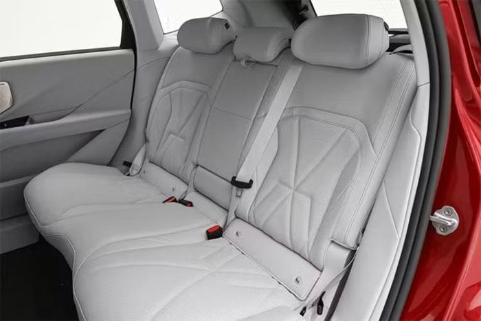 Một số công nghệ mới trên iX3 L vẫn đang trải qua các bước đánh giá cuối cùng nhằm đảm bảo khả năng vận hành ổn định trước khi xe được bàn giao cho khách hàng. Sức hút của BMW iX3 Neue Klasse không chỉ đến từ thương hiệu mà còn nằm ở nền tảng công nghệ mới được BMW phát triển cho thế hệ xe điện tiếp theo.