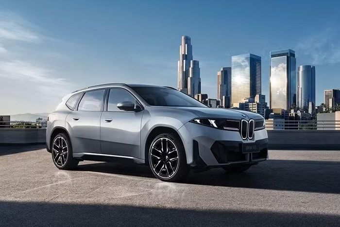 Bộ pin NMC dung lượng 113,4 kWh cung cấp phạm vi hoạt động lên tới 919 km theo chuẩn CLTC. Đây cũng là mức cao nhất trong dải sản phẩm iX3 L tại Trung Quốc. Mẫu SUV điện cũng được tích hợp hệ thống hỗ trợ lái do Momenta phát triển dưới dạng trang bị tiêu chuẩn trên toàn bộ các phiên bản. Đây là một trong những điểm đáng chú ý khi BMW tăng cường các tính năng hỗ trợ lái trên dòng xe dành cho thị trường Trung Quốc.