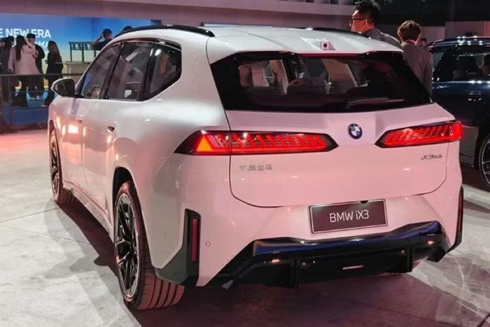 Một số đại lý cho biết, lượng khách quan tâm vượt dự kiến, với các showroom tại khu vực trọng điểm ghi nhận trung bình khoảng 80 đơn đặt hàng chỉ trong tuần đầu tiên. BMW iX3 L được bán với giá từ 269.900 đến 339.000 nhân dân tệ (trương đương khoảng 1,04 - 1,31 tỷ đồng).
